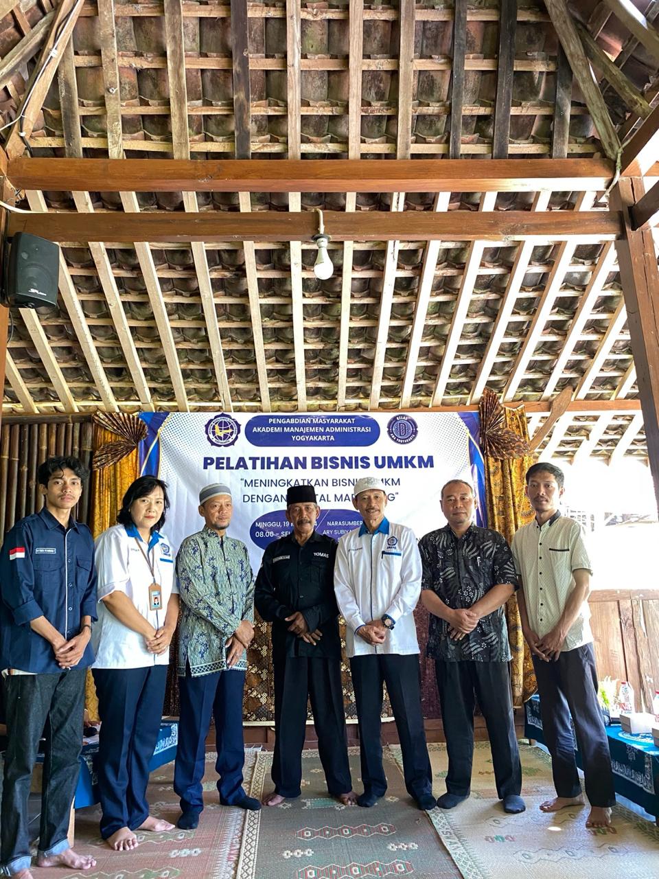 Pengabdian untuk Kemajuan: AMAYogyakarta Bimbing UMKM Panjangan Menuju Era Digital